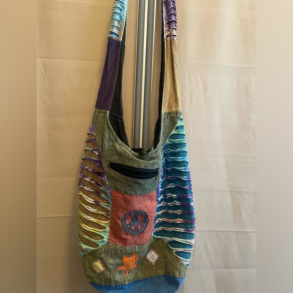 Vantage cross shoulder bag, multi colors, deep pockets. Good condition